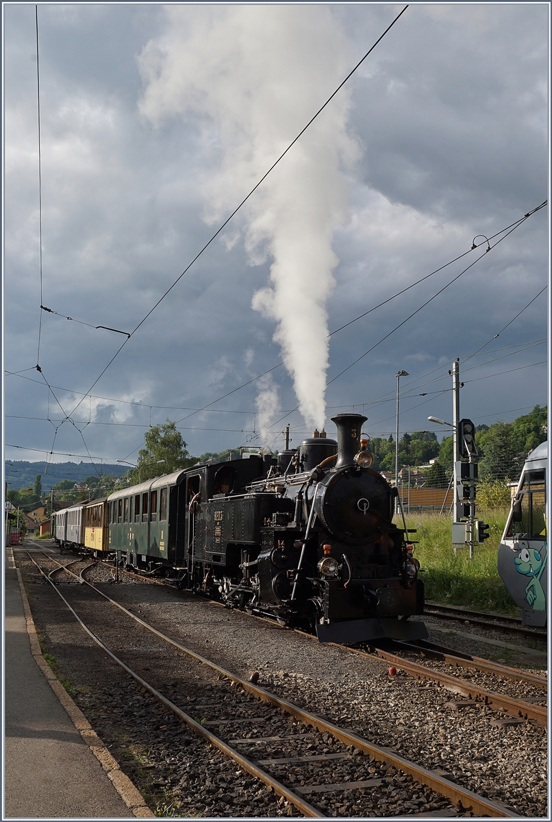 Die BFD HG 3/4 der Blonay-Chamby Bahn wartet mit ihrem Riviera Belle Epoque in Blonay auf den Gegenzug und die Weiterfahrt nach Chaulin. 20. Mai 2018