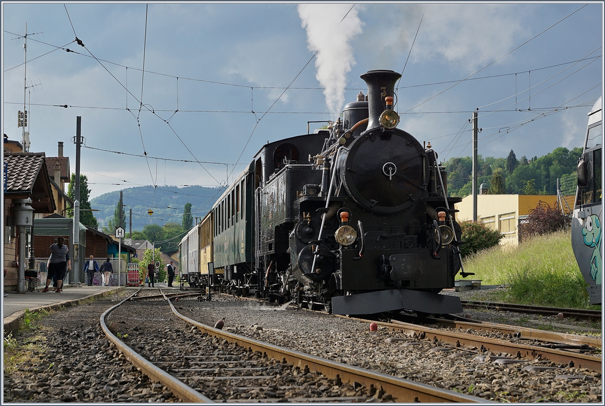 Die BFD HG 3/4 der Blonay-Chamby Bahn wartet mit ihrem Riviera Belle Epoque in Blonay auf den Gegenzug und die Weiterfahrt nach Chaulin.
20. Mai 2018