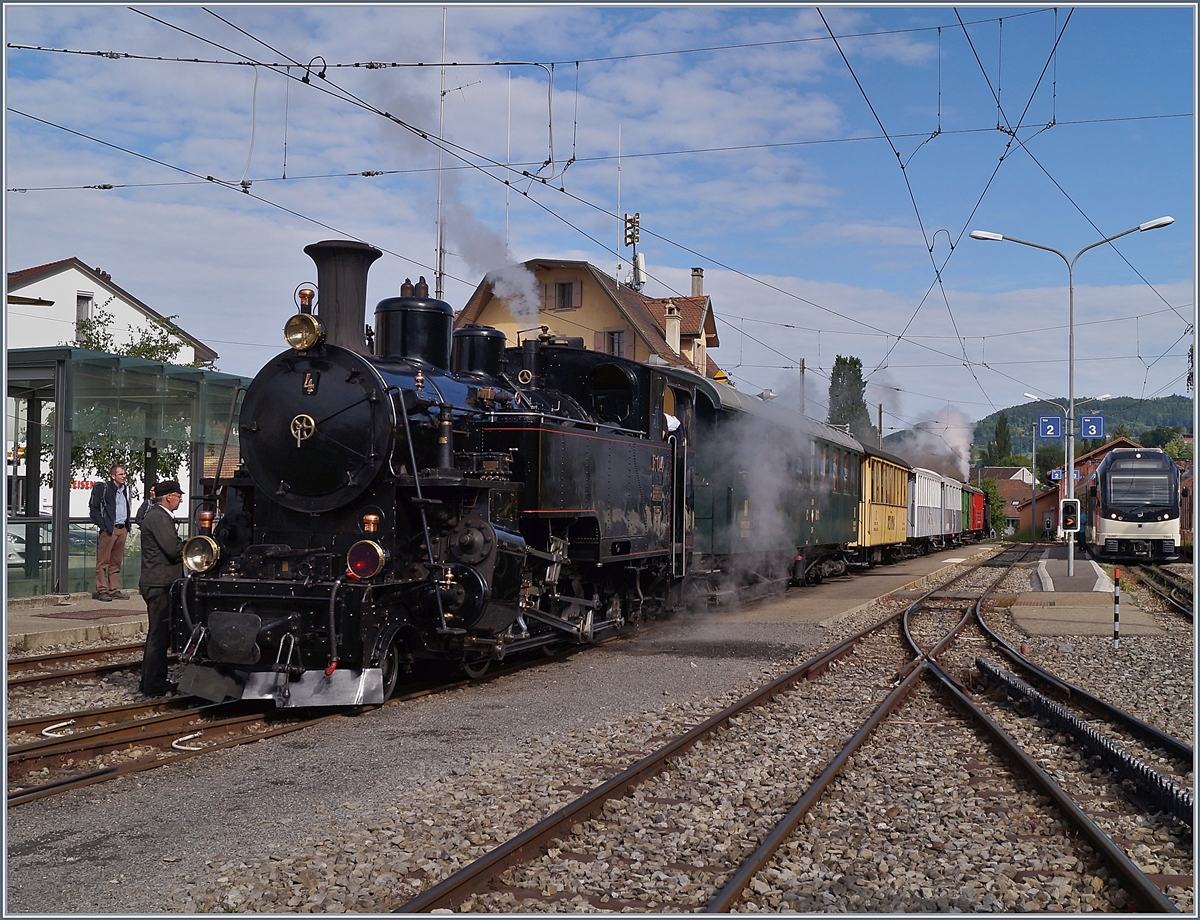 Die B.F.D. HG 3/4 N° 3 steht mit der DFB HG3/4 N° 4 in Blonay mit dem Riviera Belle Epoque Zug zur Fahrt nach Vevey bereit. 

21. Mai 2018
