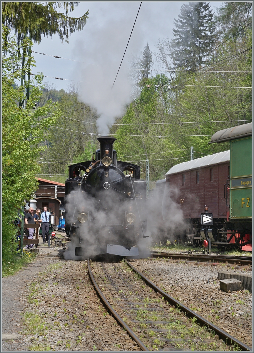 Die BFD HG 3/4 n° 3 auf der kurzen Fahrt vom  BW Chaulin  zum Museumsbahnhof.
Eine solche  Verfolgung  geht natürlich nur in einem Museumsbahnhof. Gestoppt wurde ich hier (dh. ich hielt von selbst an), da ich sah, dass ich sonst dem RAIL ONE Team ins Bild gelaufen wäre.

6. Mai 2023