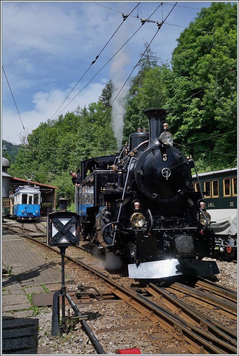 Die BFD HG 3/4 N° 3 ist mit ihrem Zug in Chauln angekommen und dampft nun zur Lokbehandlung.

1. Juni 2025 