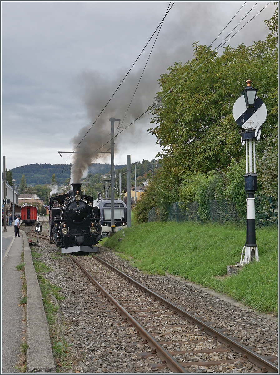 Die BFD HG 3/4 N° 3 der Blonay Chamby Bahn rangiert in Blonay, um ihren Dampfzug wieder nach Chaulin zurück zu ziehen; wobei das eigentliche Motiv das rechts im Bild stehend B-C Ausfahrt ist - ein Hippsche Wendescheibe.

4. Oktober 2025