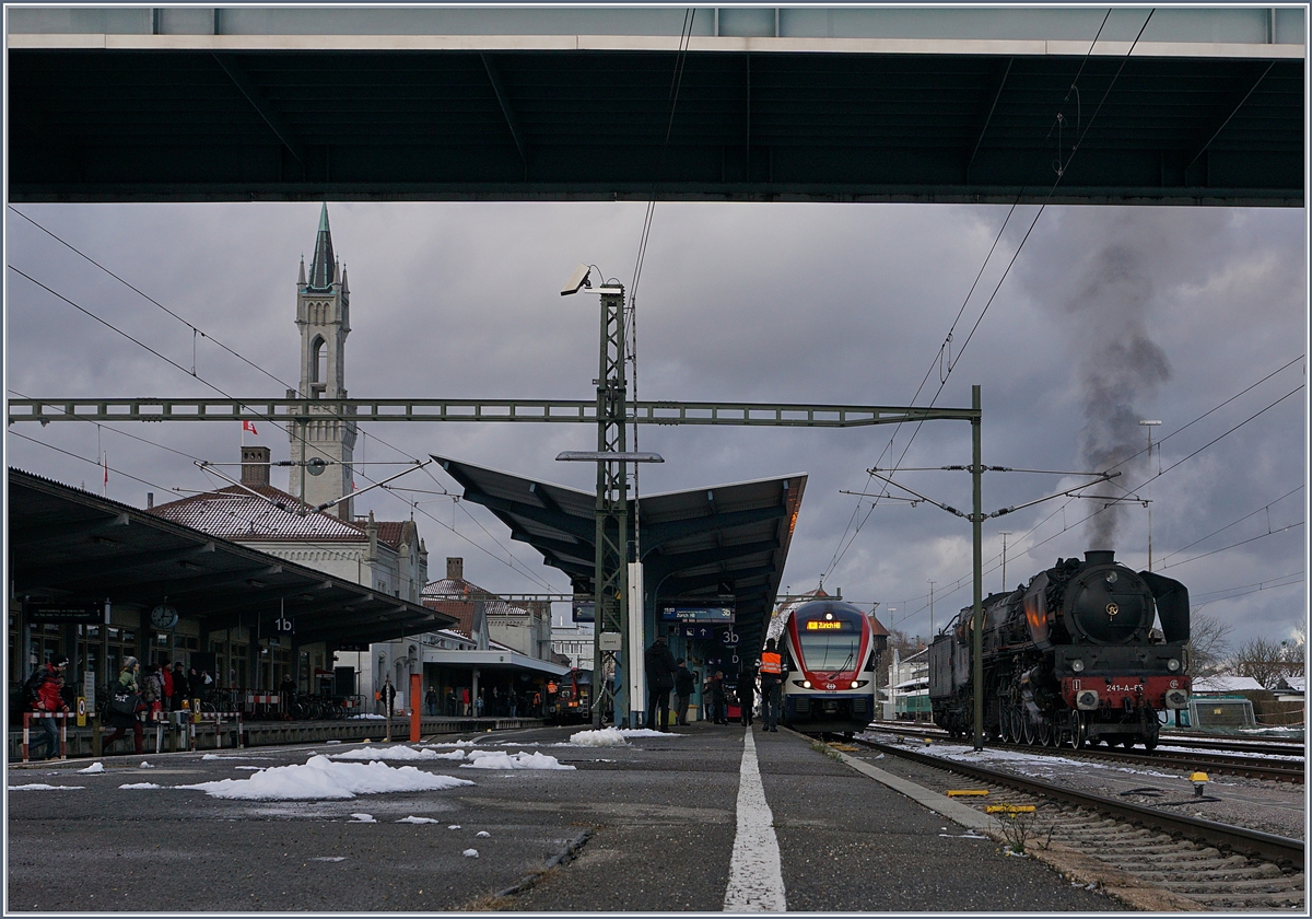 Die Bildidee hat nicht ganz unter die Brücke gepasst: SNCF 241-A-65, SBB RABDe 511 als IR nach Zürich, ein Seehas und natürlich der schöne Bahnhofsturm von Konstanz.
9. Dez. 2017