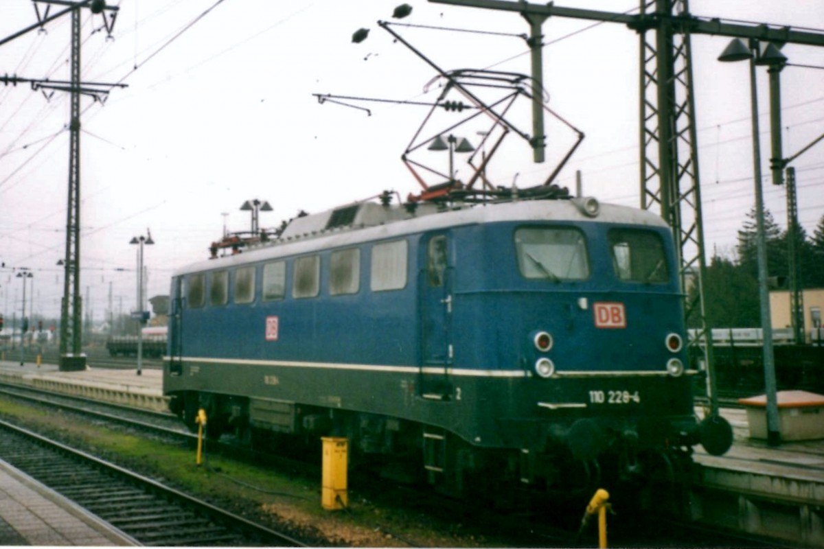 Die Blaue 110 224 steht am 24 Mai 2002 in Singen (Hohentwiel). 