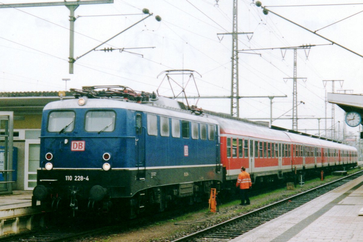 Die Blaue 110 224 steht am 24 Mai 2002 in Singen (Hohentwiel). 