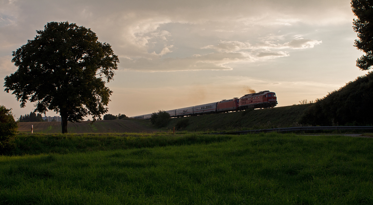 Die blitzblanke 232 259-2 war vor wenigen Wochen noch tief in Dänemark anzutreffen. Nun hatte sie am ersten Septemberwochenende 2014 neben 232 534-8, 571-0 und 906-8 die Aufgabe, einige EC-Umleiter wegen Brückenbauarbeiten auf der München-Salzburger Strecke über Mühldorf zu befördern. Das Bild entstand am Rande von Markt Schwaben mit dem EC 117 in Richtung Mühldorf.