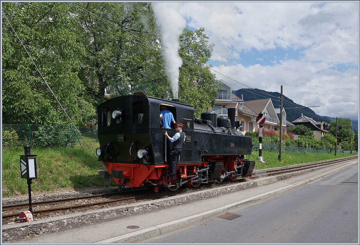 Die Blonay - Chamby Bahn G 2x 2/2 105 beim Umfahren ihres Zug in Blonay.

28. Juni 2020