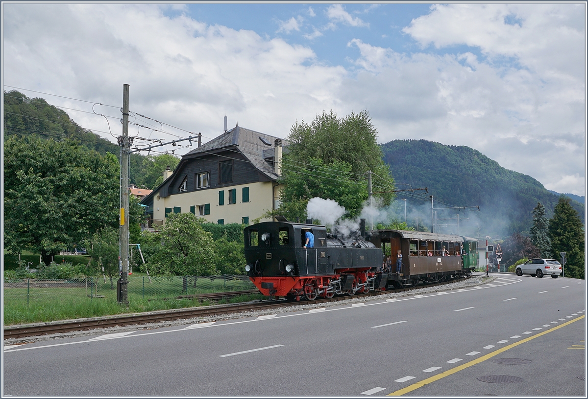 Die Blonay-Chamby Bahn G 2x 2/2 105 erreicht mit ihrem Dampfzug von Chaulin kommend in Kürze Blonay.

28. Juni 2020