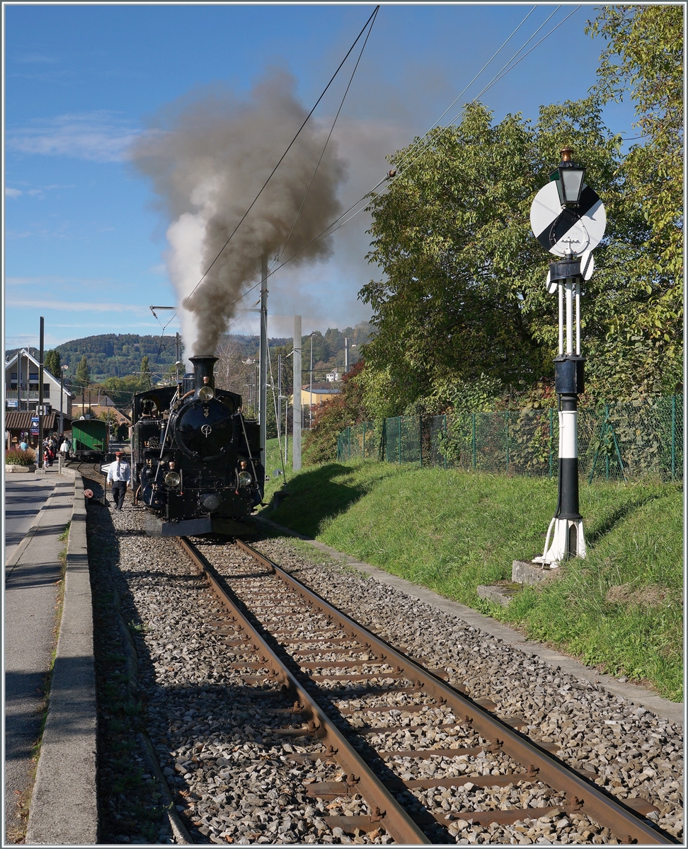 Die Blonay-Chamby BFD HG 3/4 N° 3 rangiert in Blonay, rechts im Bild das Ausfahrsiganl, in Form einer Hippschen Wendescheibe. Die revidierte Dampflok in ihrem gländenden Schwarz ist gar nicht so einfach zu fotografieren. 

15. Okt. 2022