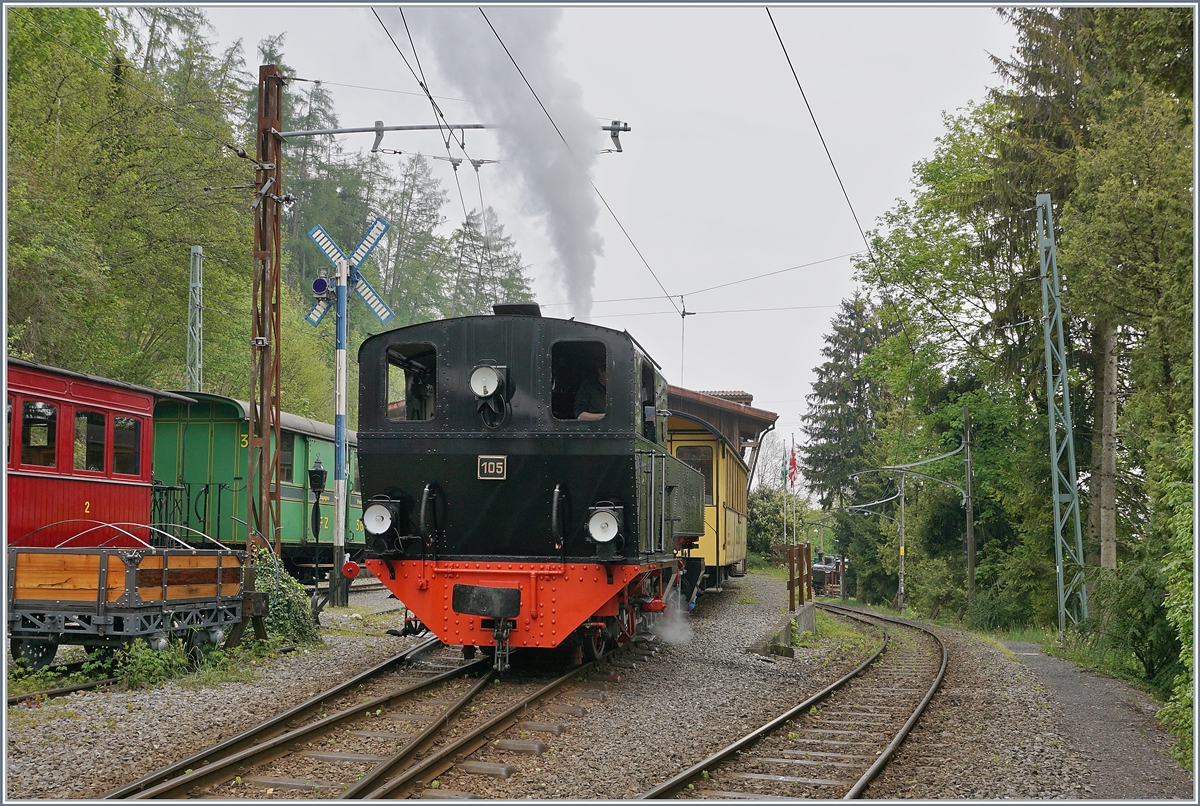 Die Blonay-Chamby G 2x 2/2 105 stellt in Chaulin  ihren Zug nach Blonay bereit; im Gegensatz zu den Flügelsignalen im Rangierbahnhof von Biel ist das im Hintergrund zu sehende Rangiersignal zur Zierde, andernfalls dürfte der Zug gar nicht rangieren. 

18. Mai 2019