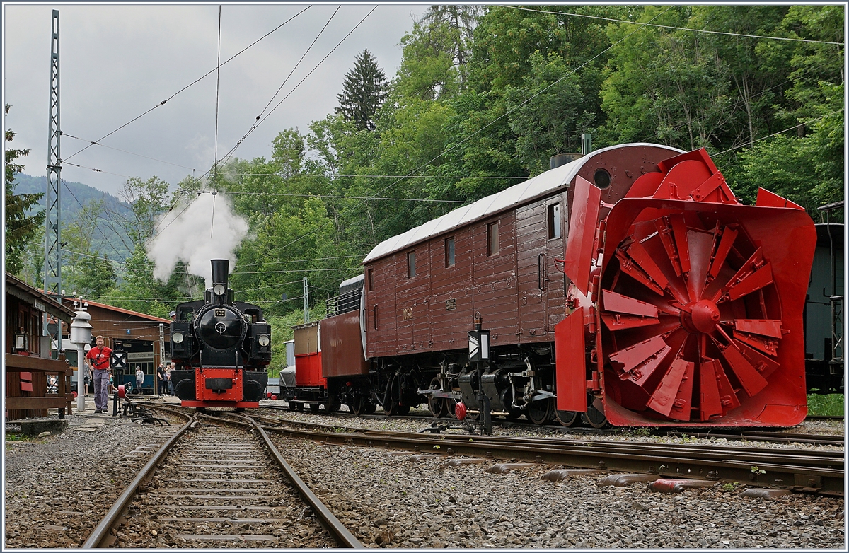 Die Blonay-Chamby G 2x 2/2 105 rangiert in Chaulin, rechts im Bild die selbstfahrende Bernina Bahn Dampfschneeschleuder Xrot d 1056. 

13. Juni 2020