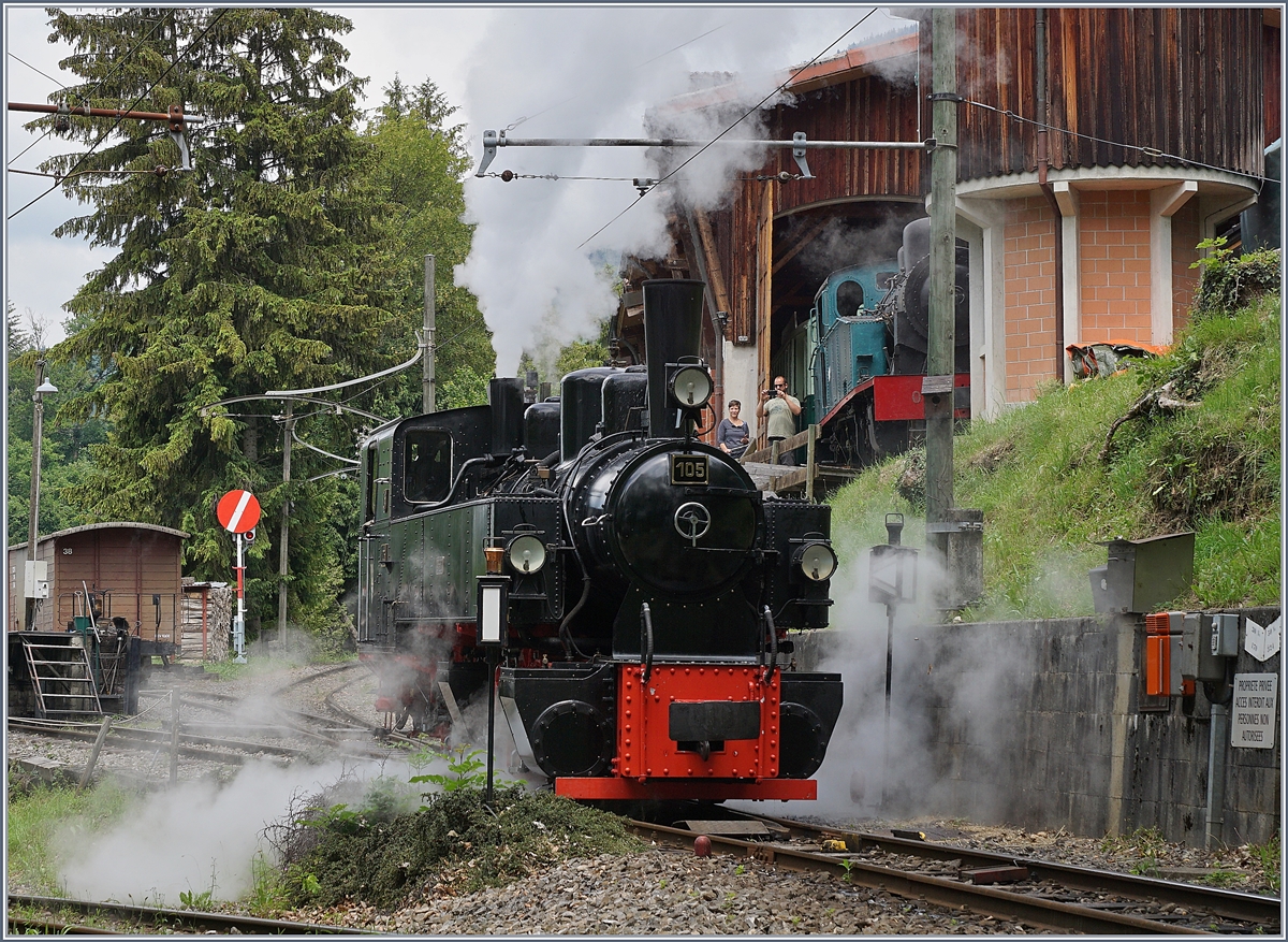 Die Blonay-Chamby G 2x 2/2 105 macht sich in Chaulin für die nachmittäglichen Dampfzüge bereit. 

13. Juni 2020