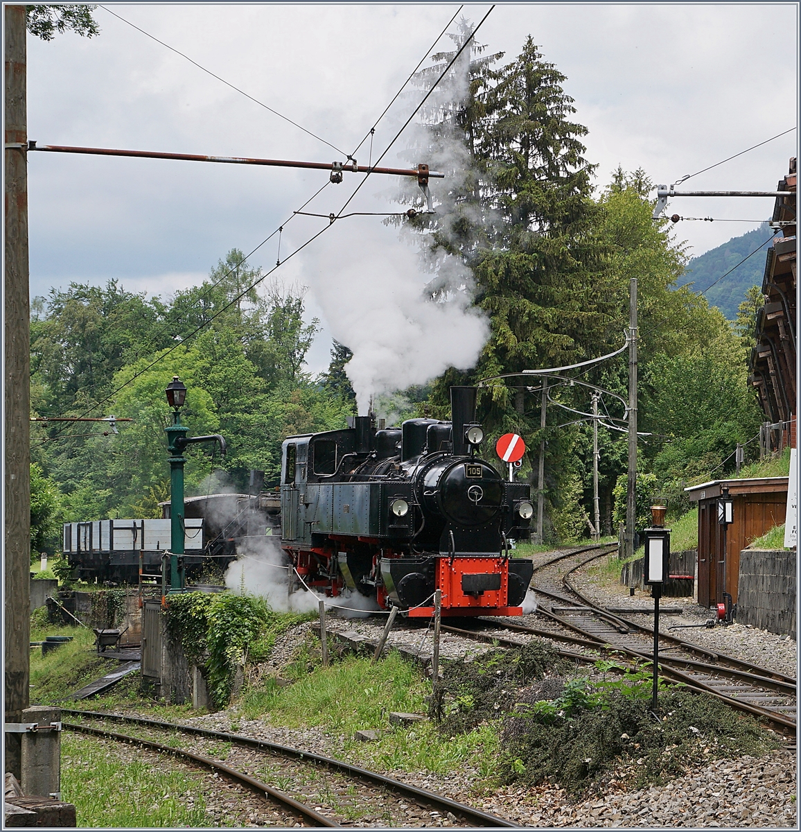 Die Blonay-Chamby G 2x 2/2 105 macht sich in Chaulin für die nachmittäglichen Dampfzüge bereit.

13. Juni 2020