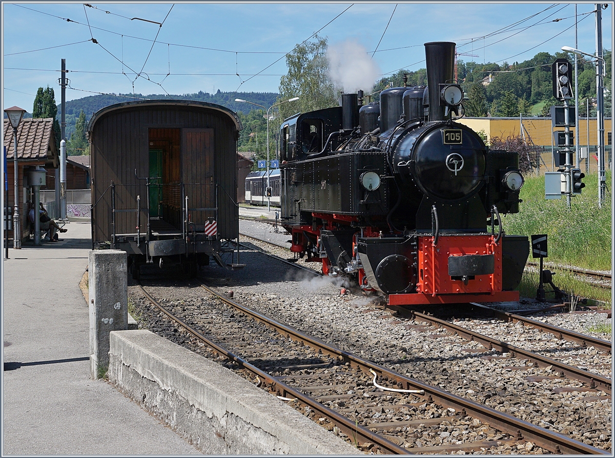 Die Blonay-Chamby G 2x 2/2 105 (Baujahr 1918) rangiert in Blonay. 

25. Juli 2020