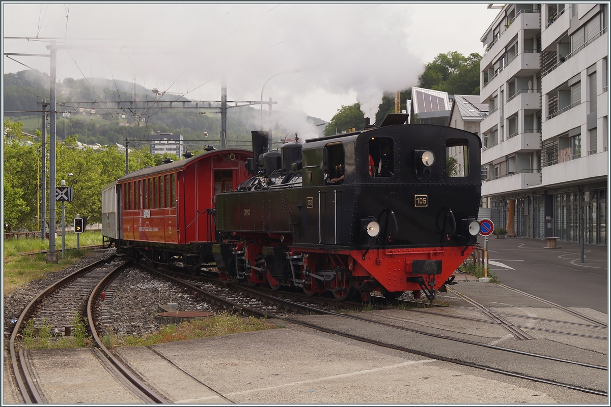 Die Blonay-Chamby g 2x 2/2 105 rangiert den aus Chaulin in Vevey angekommen Leerzug zum Umfahren ins Bahnhofsvorfeld.

20. Juni 2021