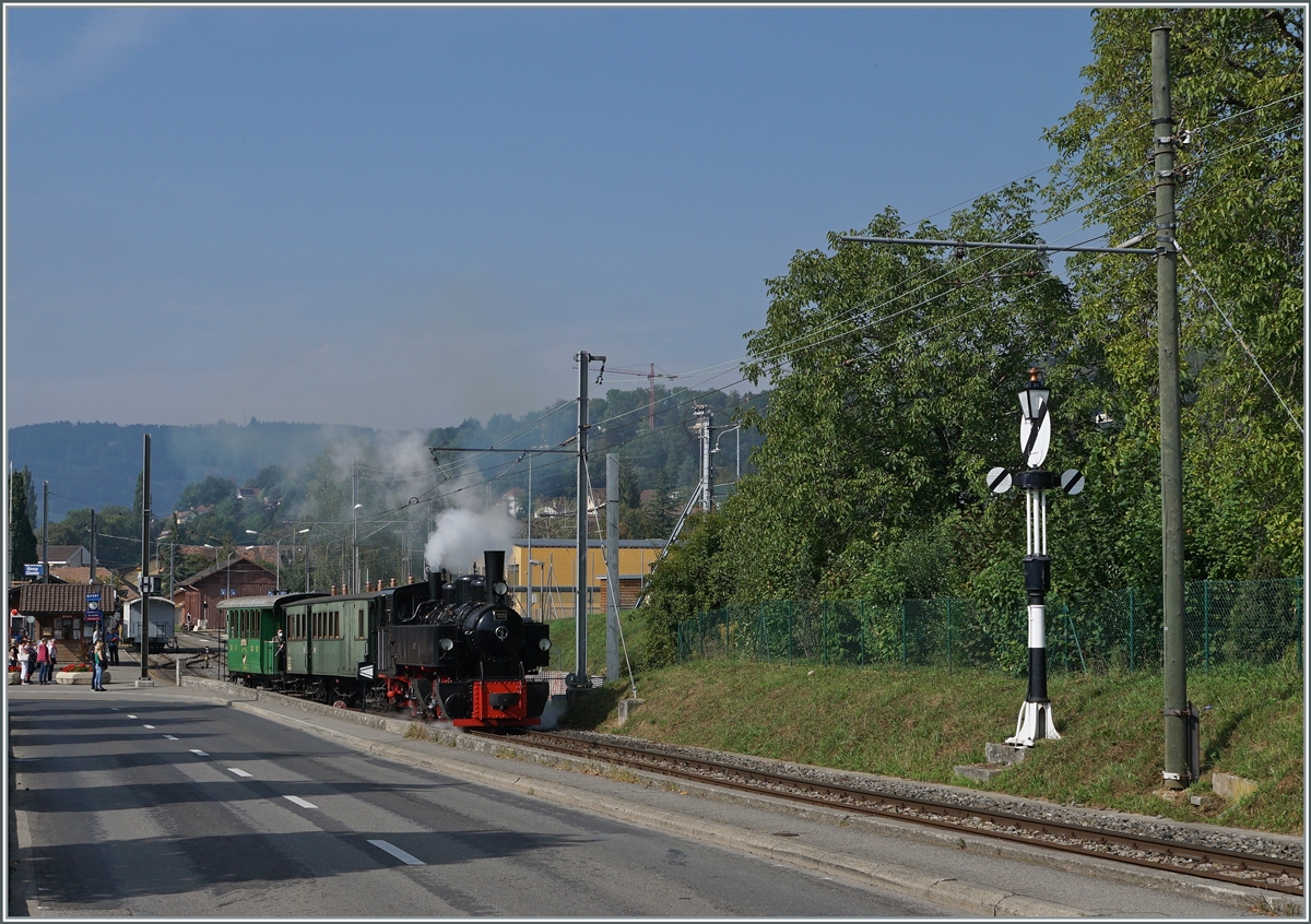 Die Blonay-Chamby G 2x 2/2 vrlässt mit ihrem Dampfzug Blonay in Richtung Chamby und wird gleich an der Hippschen Wenderscheibe, dem Ausfahrsignal vorbei fahren. 

19. Sept. 2020