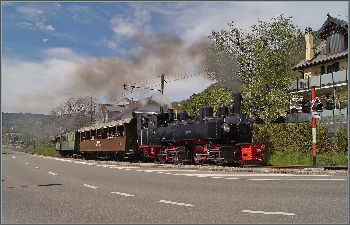 Die Blonay-Chamby G 2x 2/2 105 kurz nach der Abfahrt in Blonay auf der Fahrt in Richtung Chamby. 

9. Mai 2021