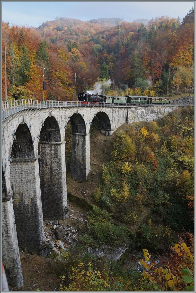 Die Blonay-Chamby G 2x 2/2 105 dampft vor dem Hintergrund einer herbstliche Landschaft über den Baye de Clarens Viadukt nach Blonay. 

31. Oktober 2021