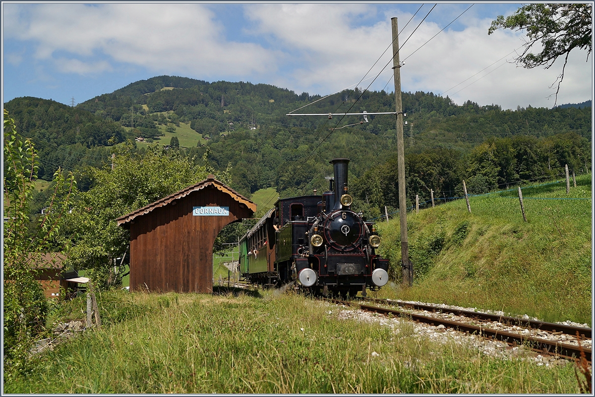 Die Blonay-Chamby G 3/3 N° 6 bei der Regionen typischen  Haltestelle von Cornaux auf dem Weg Richtung Chamby.

11. Aug. 2019