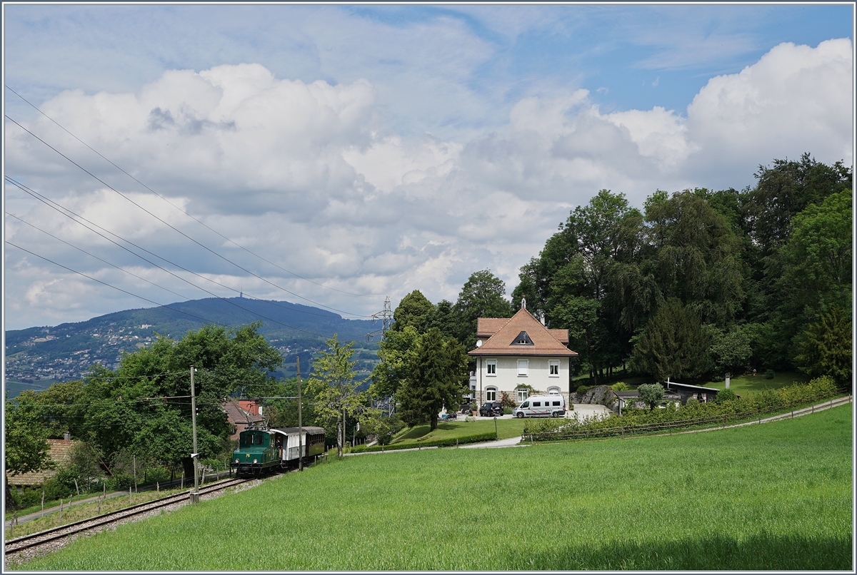 Die Blonay-Chamby +GF+ Ge 4/4 75 mit ihrem Museumszug bei Chaulin. 

13. Juni 2020