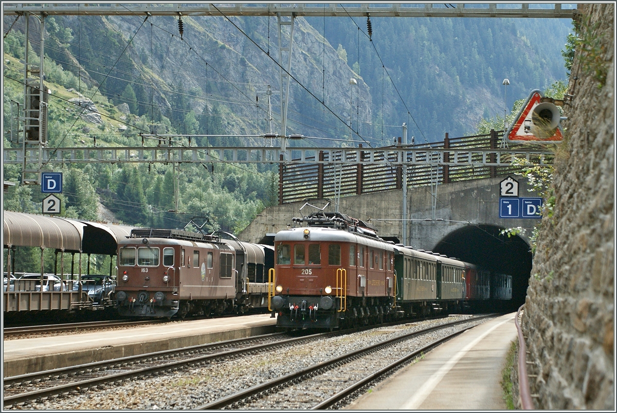 Die BLS Ae 6/8 205 erreicht mit ihrem Sdrampenfest-Exrazug Goppenstein, whrend im Hintergrund die BLS Re4/4 163  Grenchen  im Autotunnel-Verkehr eingeteilt ist.
7. Sept. 2013