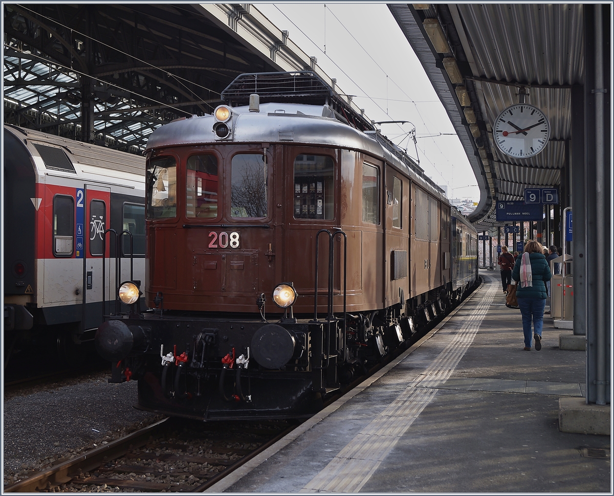 Die BLS Ae 6/8 208 erreicht mit ihrem Weihnachts-Pullmann Express beim Halt in Lausanne.
2. Dez. 2017