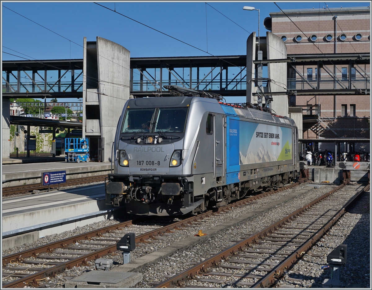 Die von der BLS angemietet Railpool 187 008-8 wartet in Spiez auf einen neuen Einsatz. 

14. Juni 2021