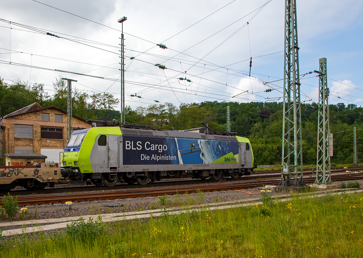 Die BLS Cargo 010, Re 485 010-3 (91 85 4485 010-3 CH-BLSC) fährt am 08.06.2021 mit einem KLV/CargoBeamer Alpinzug Domodossola- Kaldenkirchen, durch Betzdorf (Sieg) in Richtung Köln.

Die TRAXX F140 AC1 wurde 2003 von Bombardier in Kassel unter der Fabriknummer 33561 gebaut und an die BLS Cargo geliefert. Die Loks sind nur für die Schweiz und Deutschland zugelassen. 