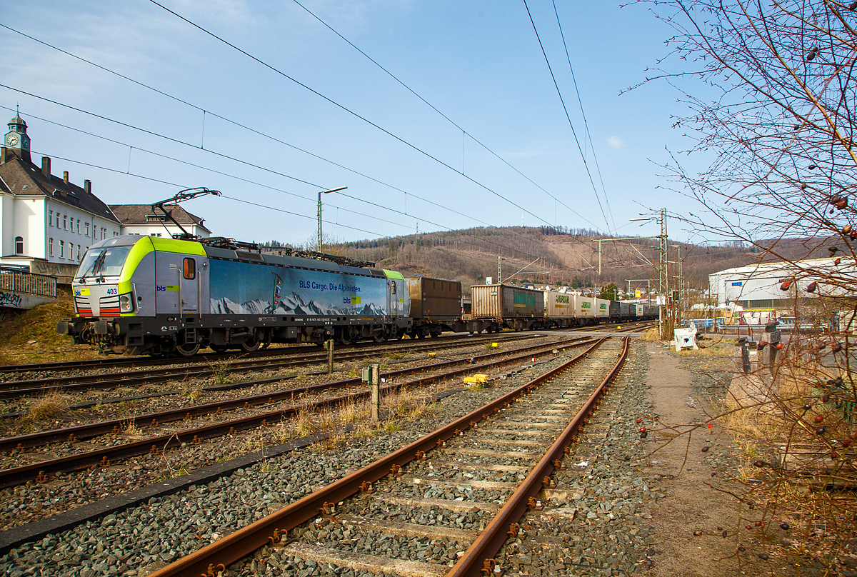 Die BLS Cargo 403 – Re 475 403-2 (91 85 4475 403-2 CH-BLSC) fährt am 16.03.2022, mit einem KLV-Zug, durch Niederschelden über Siegstrecke (KBS 460) in Richtung Köln.

Die Siemens Vectron MS (160 km/h - 6.4 MW) wurden 2016 von Siemens unter der Fabriknummer 22064 gebaut, sie hat die Zulassungen für CH/D/A/I/NL und kann so vom Mittelmeer bis an die Nordsee ohne Lokwechsel durchfahren.