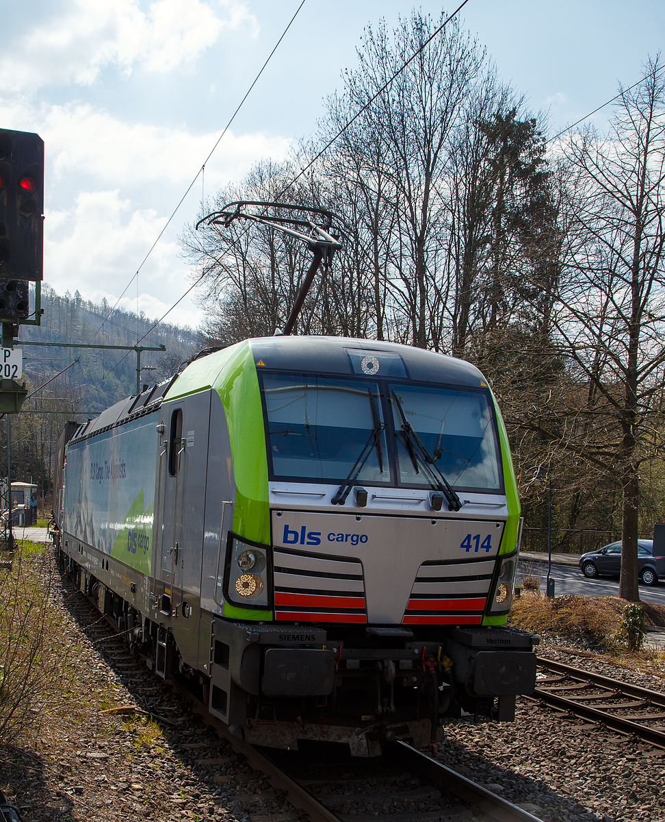 Die BLS Cargo 414 – Re 475 414-9  (91 85 4475 414-9 CH-BLSC) fährt am 20.04.2021 mit einem GTS - Container-Zug durch Kirchen/Sieg in Richtung Siegen. Hinweis ich stehe am Bahnsteig.

Die Siemens Vectron MS wurden 2017 von Siemens unter der Fabriknummer 22075  gebaut und an die BLS Cargo geliefert. Die sogenannte DACHINL-Mehrsystem-Lokomotive ist mit den nötigen Traktions- und Zugssicherungssystemen ausgerüstet, welche die Fahrt in den Ländern Deutschland (D), Österreich (A), Schweiz (CH), Italien (I) und Holland (NL) ermöglicht. Sie hat eine Höchstgeschwindigkeit von 200 km/h und eine Leistung von 6.400 kW