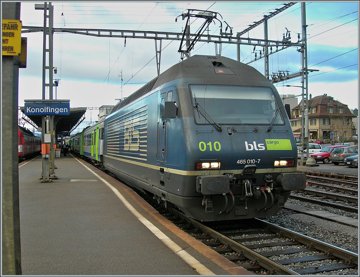 Die BLS (Cargo) Re 465 010 ist mit ihrem RE aus EW III Wagen von BErn nach Luzern unterwegs und konnte bei ihrem Halt in Konolfingen fotografiert werden. 

22. Nov. 2006