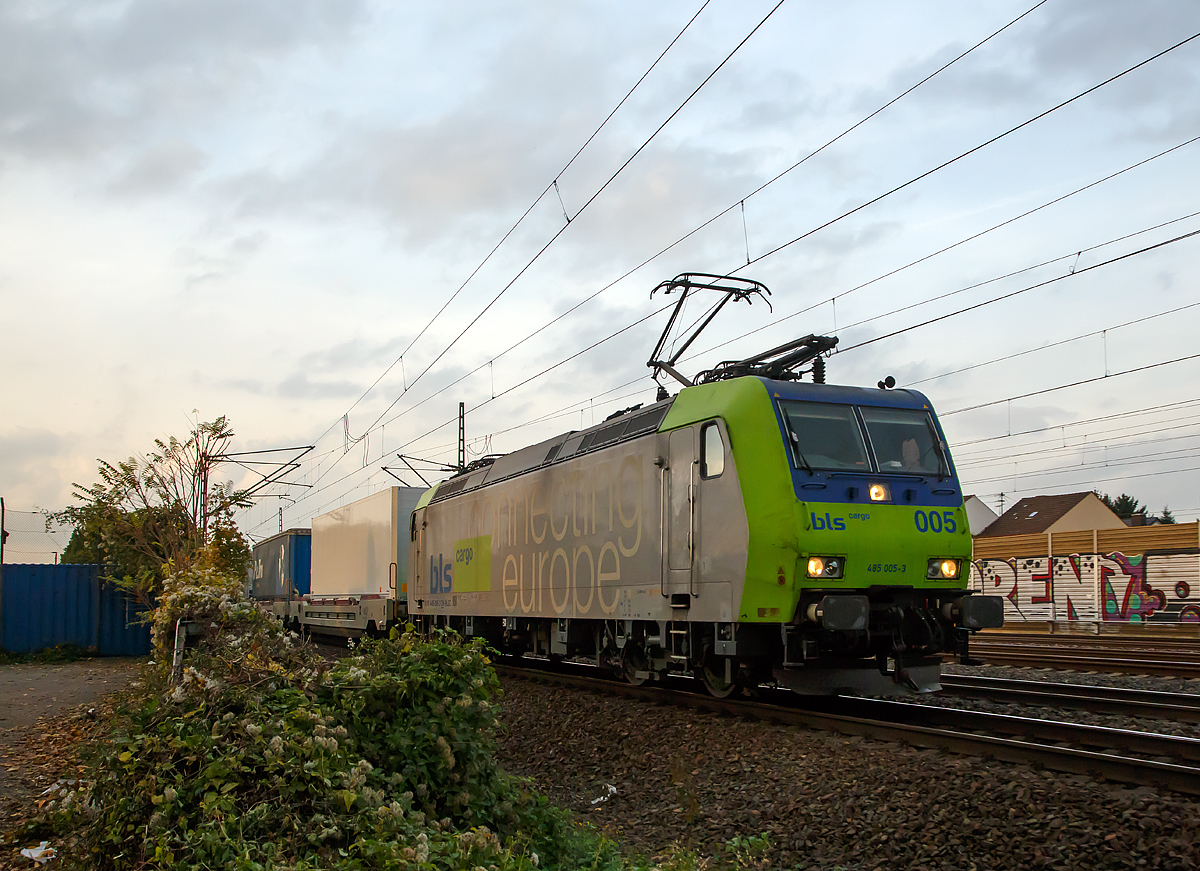 
Die BLS Cargo Re 485 005-3 (91 85 4485 005-3 CH-BLSC) fährt am 03.11.2016 mit einem RoLa-Zug bei Troisdorf-Spich in Richtung Süden. 

Die TRAXX F140 AC1 wurde 2003 von  Bombardier in Kassel unter der Fabriknummer 33551. Sie hat die Zulassung für Deutschland und die Schweiz.