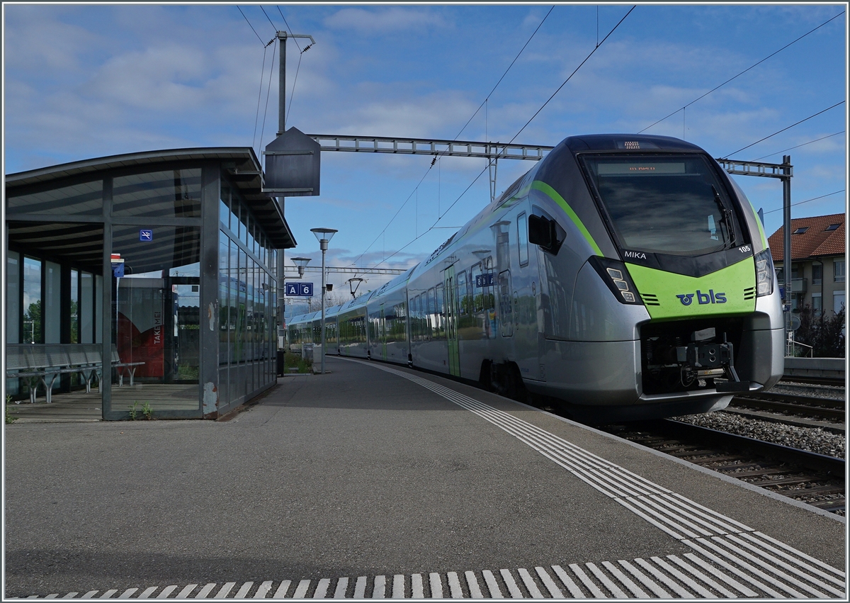 Die BLS MIKA haben die Re 465/EW III IR auf der Strecke Bern - Neuchâtel -(La Chaux de Fonds) abgelöst. Das Bild des RABe 528 105 entstand in Kerzers.

6. Juni 2021