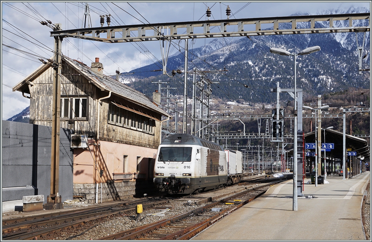 Die BLS Rail Care Re 465 016-4 verlässt Brig Richtung Norden.
19. Feb. 2016