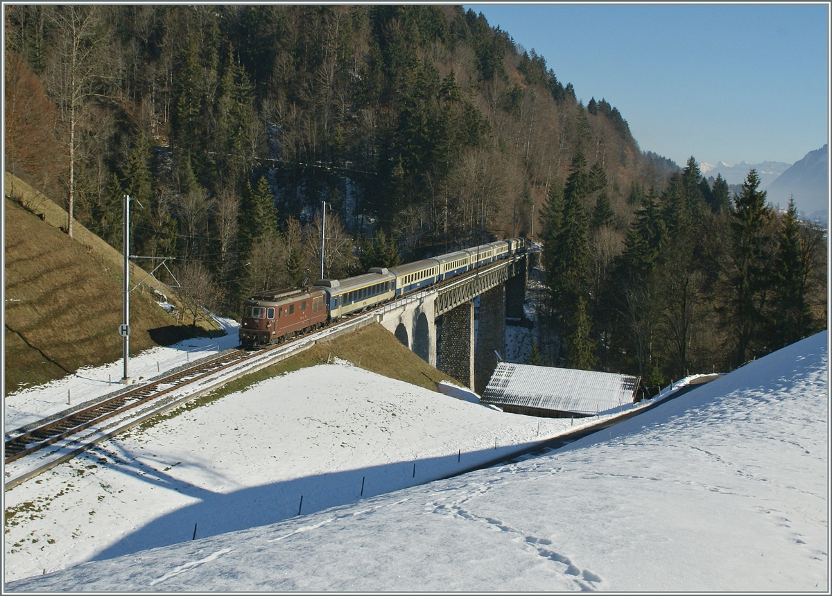 Die BLS Re 4/4 163  Grenchen  mit dem Goldenpass RE 3123 auf dem 135 Meter lange Bunschenbachbrücke bei Weissenburg.
5. Dez. 2013