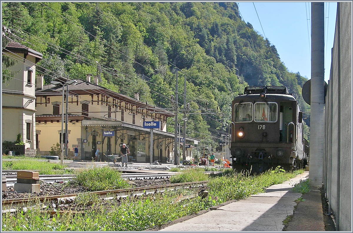 Die BLS Re 4/4 178  Schwarzenburg  ist mit ihrem Tunnelautozug in Iselle nun bald für die Rückfahrt bereit, doch vorerst muss noch die Führerstandskabine gelüftet werden. 

19. August 2020