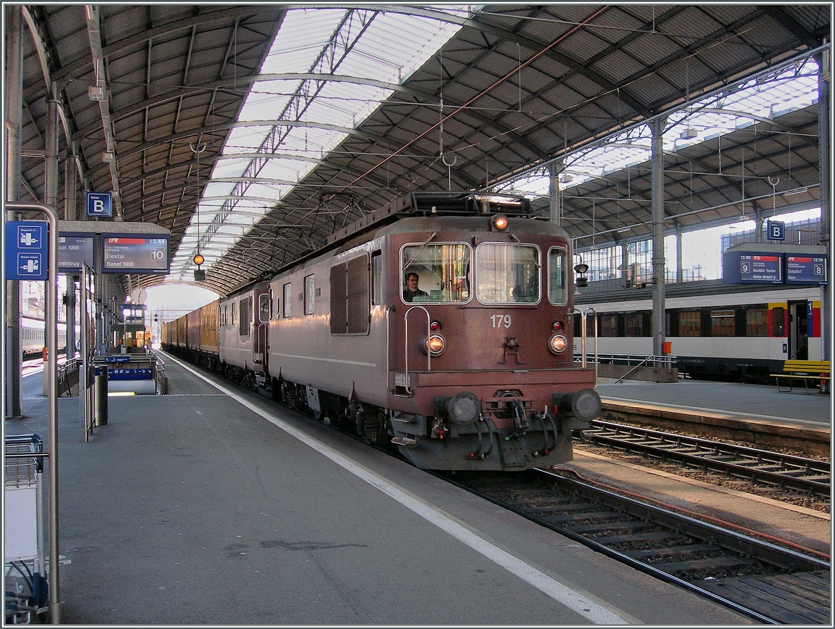 Die BLS Re 4/4 179 und eine Schwesterlok mit einem Güterzug in Olten.
22. Nov. 2006