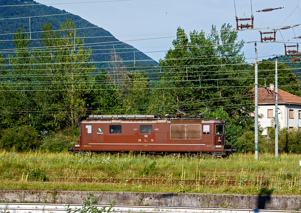 Die BLS Re 4/4 182 „Kandergrund“ / Re 425 182 (91 85 4425 182-3 CH-BLS) fährt am 02.08.2019 als Lz (solo) über die einspurige Güterzugumfahrung Domodossola zum Rangierbahnhof Beura-Cardezza (ex Rbf Domodossola II). Diese Strecke ist mit 15 kV 16,7 Hz Wechselstrom elektrifiziert. 

Die Re 4/4 wurde 1974 von der Schweizerische Lokomotiv- und Maschinenfabrik (SLM) in Winterthur unter der Fabriknummer 5038 gebaut, die elektrische Ausrüstung ist von BBC.