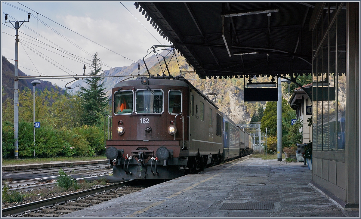 Die BLS Re 4/4 183 (UIC 9185 4425 183-3 CH-BLS) und eine Re 465 erreichen mit ihrem Ambrogio Zug Varzo, wo ein Gegenzug abzuwarten ist.
27. Okt. 2017