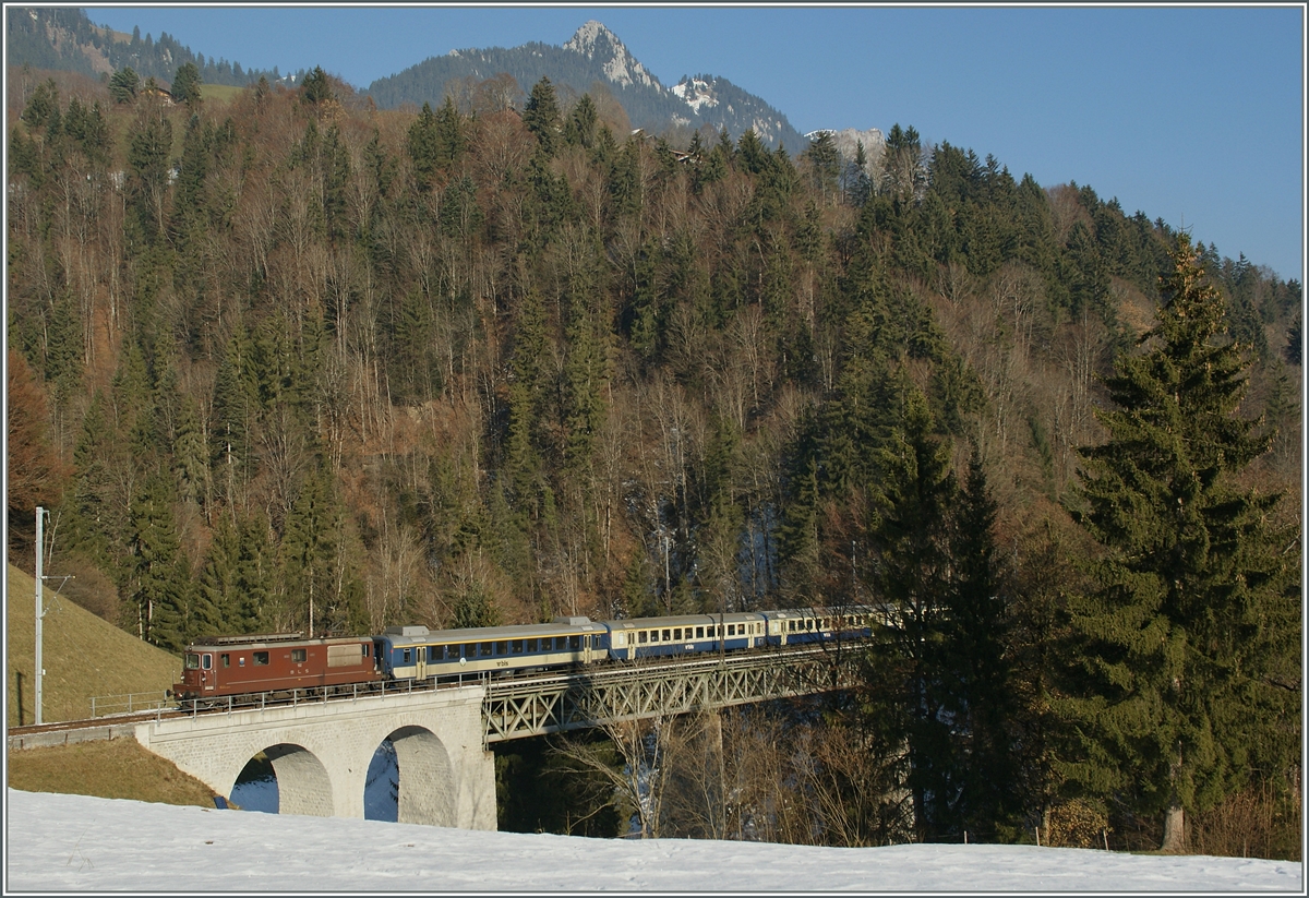 Die BLS Re 4/4 192  Spiez  mit einem RE auf de Bunschnbachbrücke bei Weissenburg. 
5. Dez. 2013