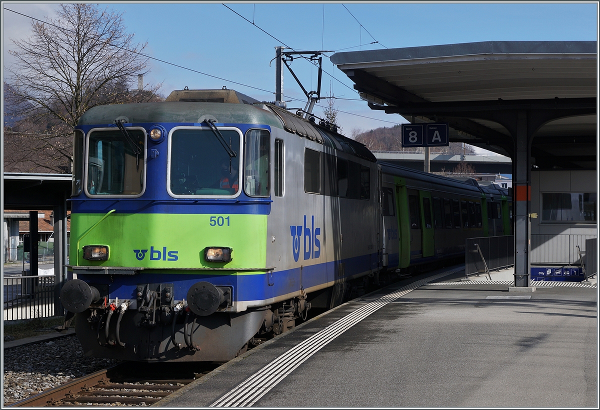 Die BLS Re 4/4 501 steht mit ihrem RE nach Zweisimmen in Interlaken Ost zur baldigen Abfahrt bereit. 

17. Februar 2021