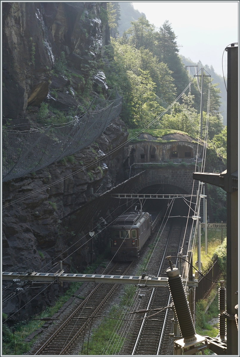  Die BLS Re 4/4 193 hat den 19803 Meter langen Simplontunnel verlassen und erreicht mit ihrem Autozug in Kürze ihr Ziel Iselle di Trasquera.
21. Juli 2021