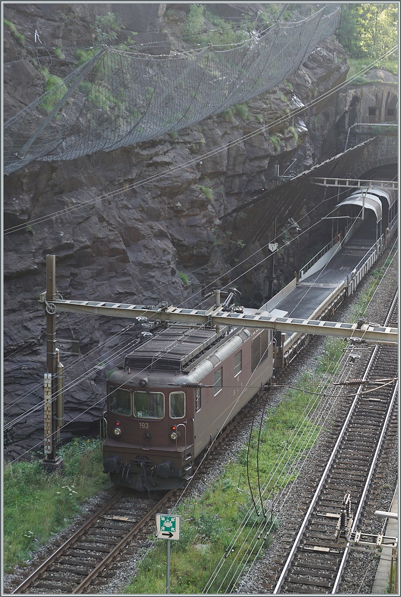  Die BLS Re 4/4 193 hat den 19803 Meter langen Simplontunnel verlassen und erreicht mit ihrem Autozug in Kürze ihr Ziel Iselle di Trasquera.

21. Juli 2021