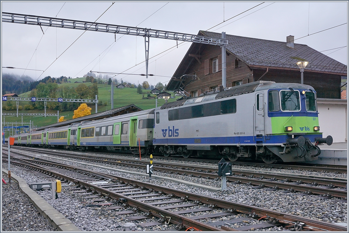Die BLS Re 4/4 II 501 mit eine RE nach Spiez in Zweisimmen. 

22. Okt. 2019