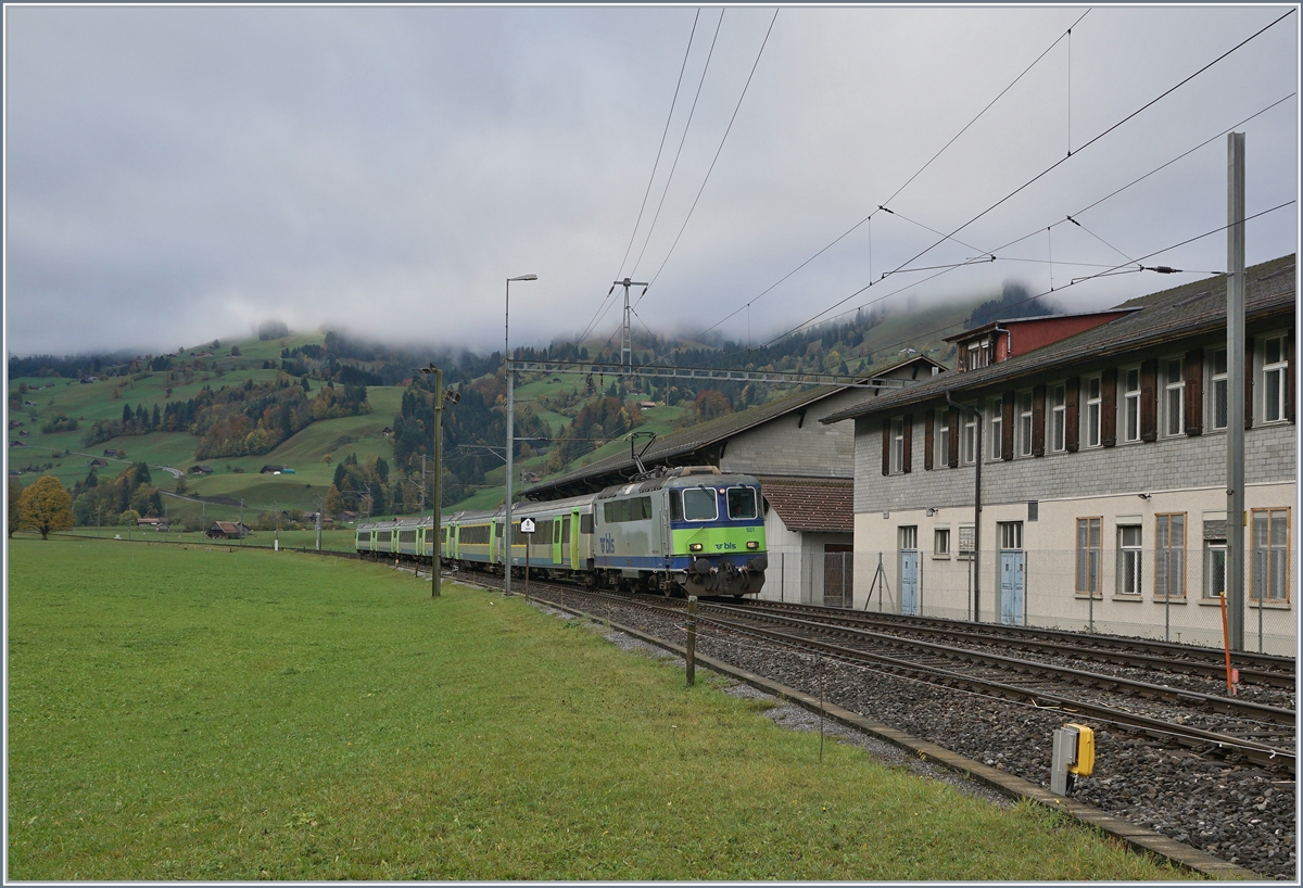 Die BLS Re 4/4 II 501 (ex SBB) erreicht mit ihrem RE nach Spiez den Bahnhof von Boltigen. 

22. Okt. 2019