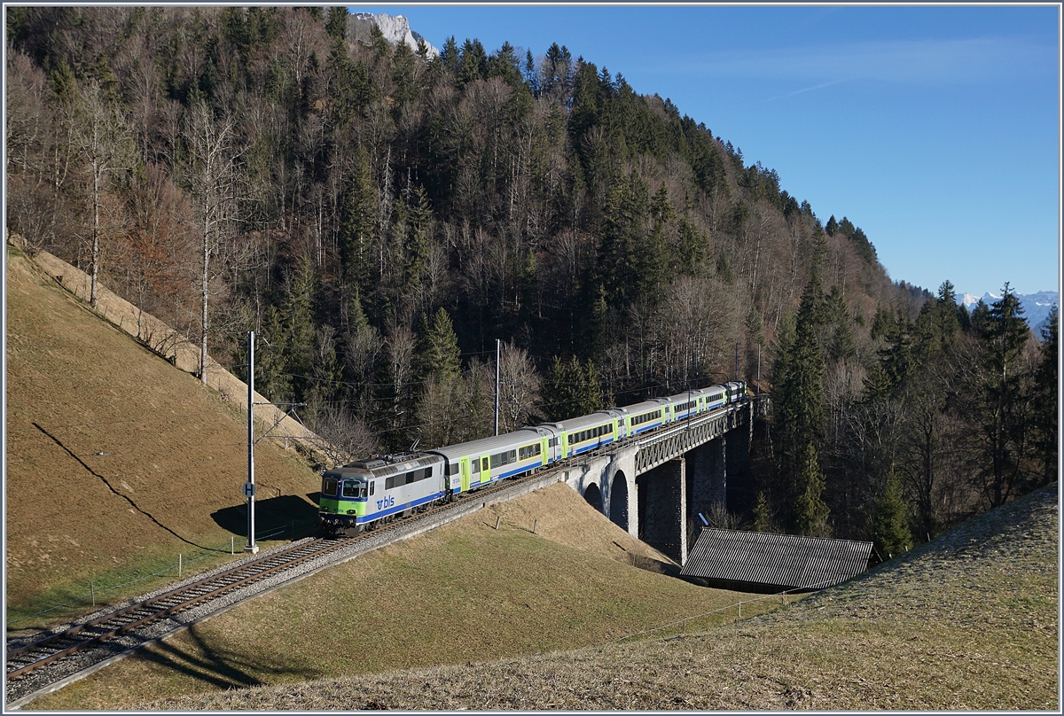 Die BLS Re 4/4 II 501 ist mit ihrem RE 4069 von Spiez nach Zweisimmen kurz nach Weissenburg unterwegs und fährt über die Bunschenbach Brücke.

12. Jan. 2020