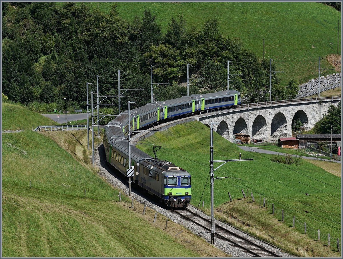 Die BLS Re 4/4 II 502 ist bei Garstatt mit einem RE nach Interlaken Ost unterwegs.

11. August 2020