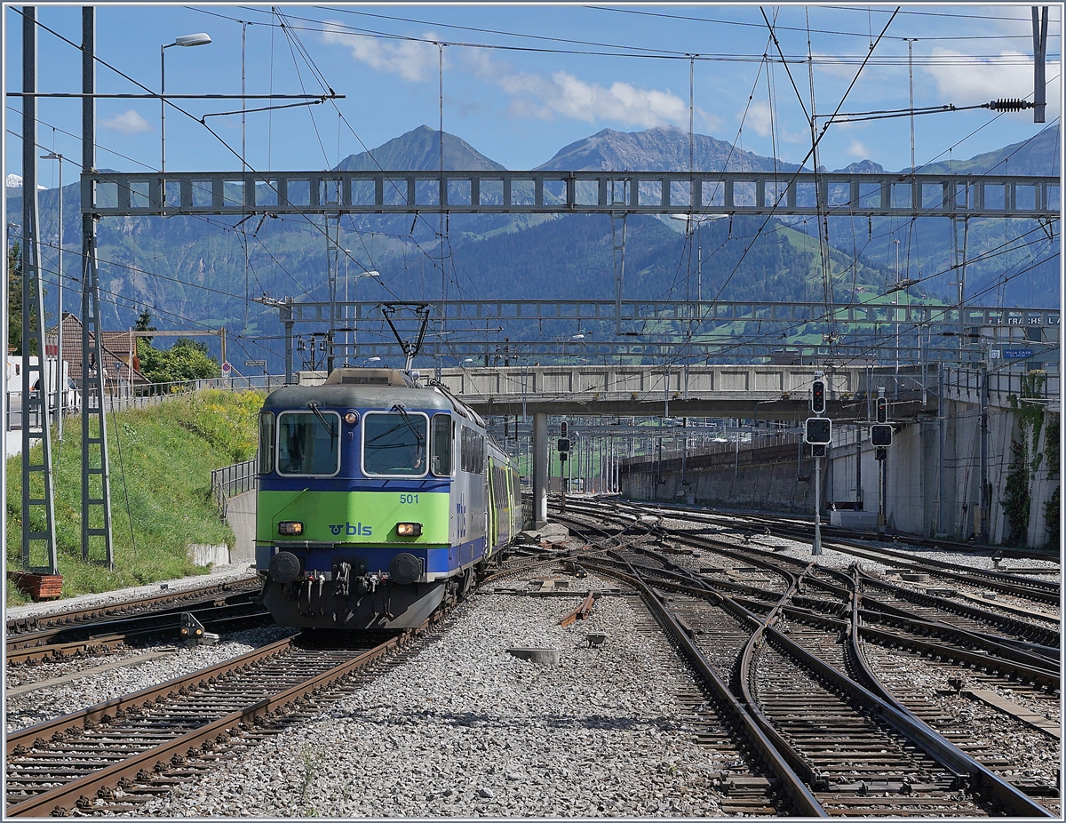 Die BLS Re 4/4 II 501 erreicht mit ihrem RE von Interlaken Ost nach Zweisimmen den Bahnhof von Spiez. 

19. August 2020