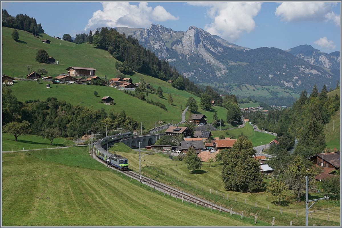 Die BLS Re 4/4 II 502 ist mit ihrem RE aus EW III von Interlaken Ost nach Zweisimmen bei Garstatt unterwegs. 

18. September 2020