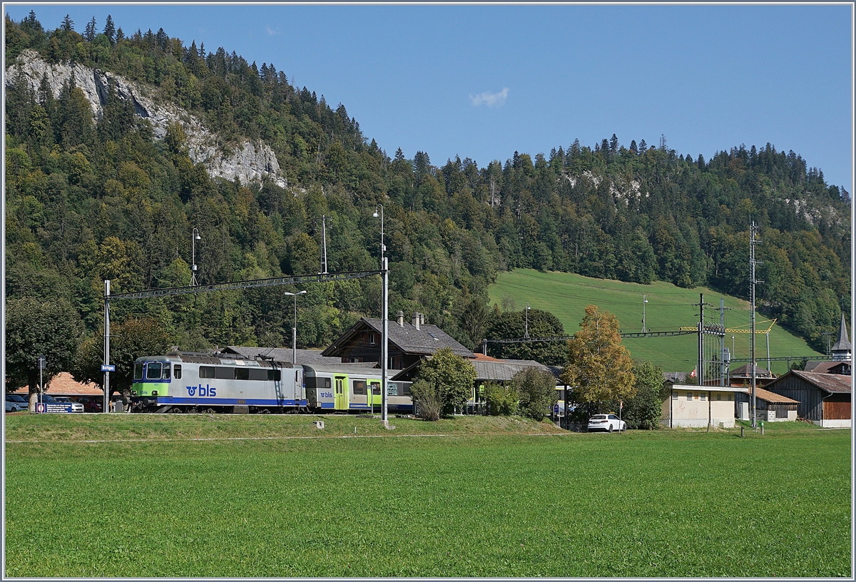 Die BLS Re 4/4 II 501 wartet mit ihrem EW III RE von Interlaken Ost nach Zweisimmen in Boltigen auf den Gegenzug.

18. Sept. 2020  